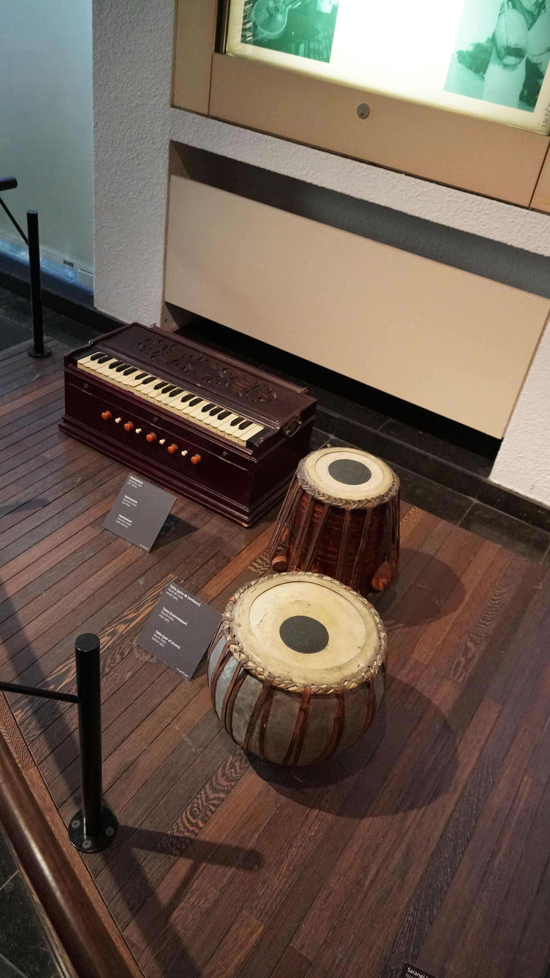Harmonium (Varanasi, India. 19th century. Inv.2000.015), Tabla (pair of drums) (North India. before 1963. Inv.