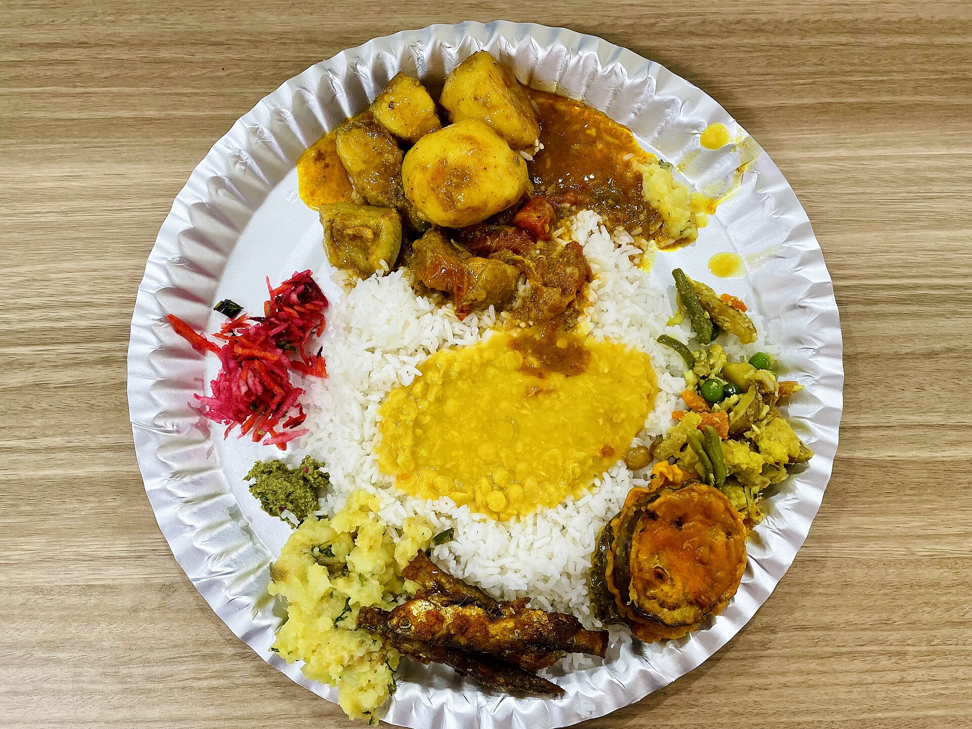 Lunch platter- plain rice, chana dal, mixed vegetable fry, mashed potato fry, brinjal fried in besan batter, c